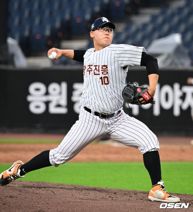 [OSEN=대전, 조은정 기자]제4회 한화이글스배 고교vs대학 올스타전이 8일 대전한화생명볼파크에서 열렸다.고교 올스타는 18세 이하 청소년 대표팀을 맡고 있는 덕수고 정윤진 감독이 지휘한다. 대학 올스타는 23세 이하 대표팀 사령탑인 성균관대 이연수 감독이 이끈다. 양 팀 선수단은 프로 10개 구단 스카우트 팀장들의 협의를 통해 선발됐다.4회초 무사 2루에서 고교팀 광주진흥고 김민훈이 역투하고 있다. 2026.06.08 /cej@osen.co.kr