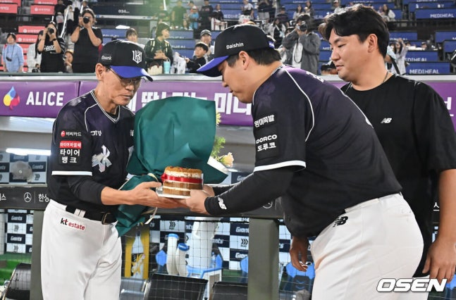 [OSEN=부산, 이석우 기자] 10일 부산 사직야구장에서 2026 신한 SOL KBO 리그 롯데 자이언츠와 KT 위즈의 경기가 열렸다. 홈팀 롯데는 비슬리가, 방문팀 KT는 배제성이 선발 출전했다.이강철 감독이 600승 기록을 달성하고 장성우와 김현수에게 축하 꽃다발과 케이크를 받고 있다. 2026.09.10 / foto0307@osen.co.kr