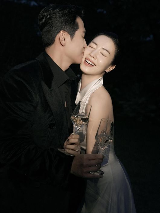 티아라 참석할까…<b>류화영</b>, 다이아 반지 끼고 <b>사업가</b>와 오늘(12일) <b>결혼</b> ...