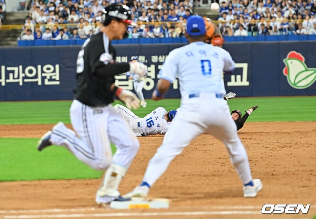 [OSEN=대구, 이석우 기자] 12일 대구삼성라이온즈파크에서 2026 신한 SOL KBO 리그 삼성 라이온즈와 LG 트윈스의 경기가 열렸다. 홈팀 삼성은 후라도가, 방문팀 LG는 톨허스트가 선발 출전했다. LG 트윈스 오스틴이 8회초 1사 만루 송찬의의 3루수 앞 땅볼때 2루에서 포스 아웃된 후 1루 상황을 지켜보고 있다. 2026.09.12 / foto0307@osen.co.kr