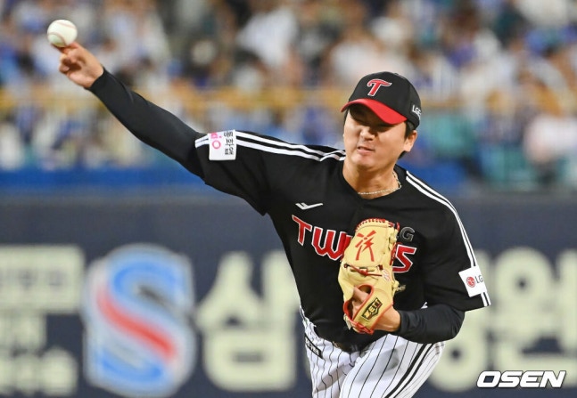 [OSEN=대구, 이석우 기자] 12일 대구삼성라이온즈파크에서 2026 신한 SOL KBO 리그 삼성 라이온즈와 LG 트윈스의 경기가 열렸다. 홈팀 삼성은 후라도가, 방문팀 LG는 톨허스트가 선발 출전했다. LG 트윈스 고우석이 역투하고 있다. 2026.09.12 / foto0307@osen.co.kr
