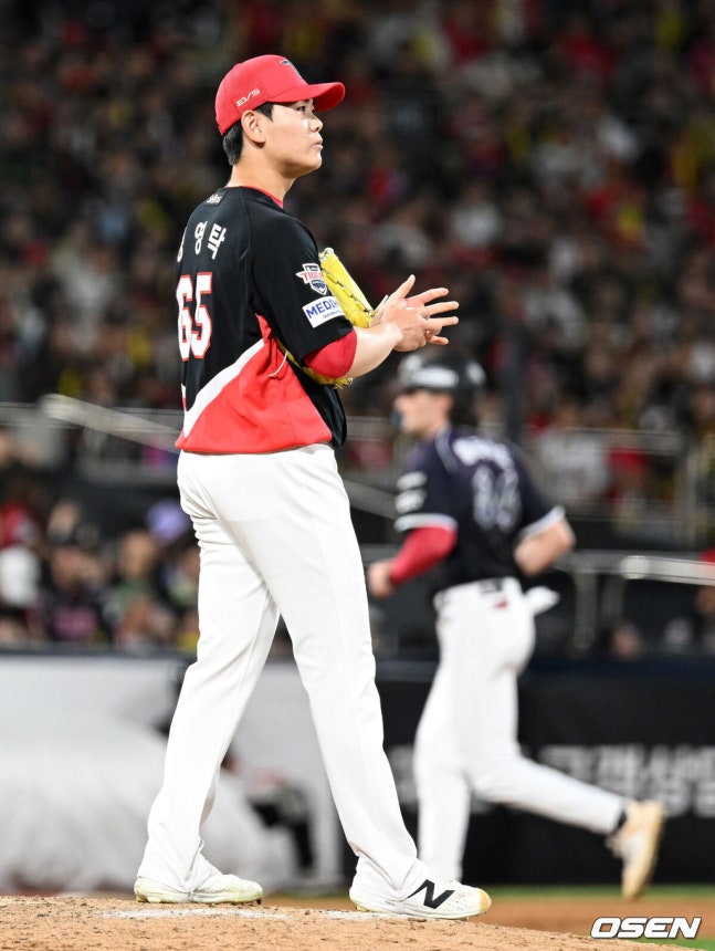 [OSEN=수원, 이대선 기자] 12일 수원 KT위즈파크에서 2026 신한 SOL KBO리그 KT 위즈와 KIA 타이거즈의 경기가 열렸다.KT는 대니엘, KIA는 네일을 선발로 내세웠다.7회말 1사 만루에서 KIA 성영탁이 밀어내기 볼넷을 허용하고 있다. 2026.09.12 /sunday@osen.co.kr