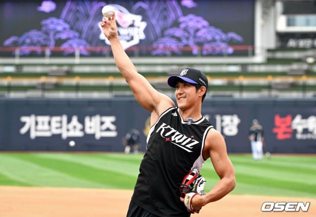 [OSEN=수원, 조은정 기자]13일 수원 KT위즈파크에서 2026 신한 SOL KBO리그 KT 위즈와 롯데 자이언츠의 경기가 열린다.이날 프로야구 KT 위즈 우승 캡틴 황재균의 은퇴식이 열릴 예정이다. 은퇴선수 특별 엔트리 등록이 확정된 가운데 그가 역대급 1위 싸움이 펼쳐지고 있는 그라운드를 밟을 수 있을지 주목된다. KT 출신 황재균이 훈련에 참여하고 있다. 2026.09.13 /cej@osen.co.kr