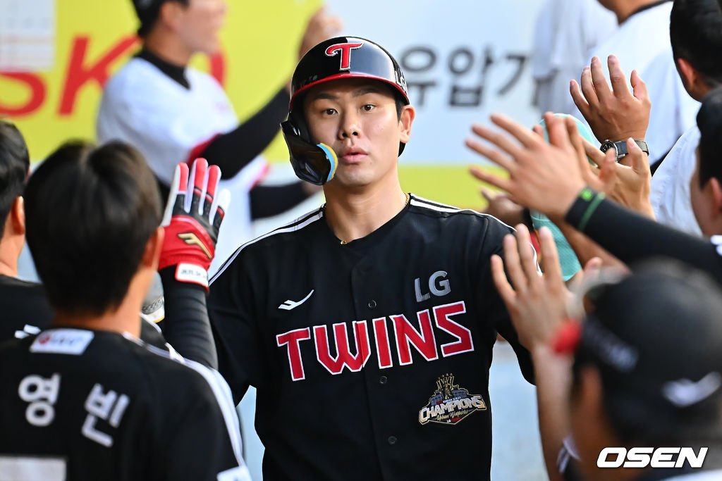 LG 홍창기, 만루 기회 놓치지 않고 극적인 동점 득점 폭발