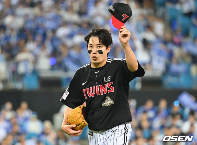 [OSEN=대구, 이석우 기자] 13일 대구삼성라이온즈파크에서 2026 신한 SOL KBO 리그 삼성 라이온즈와 LG 트윈스의 경기가 열렸다. 홈팀 삼성은 최원태가, 방문팀 LG는 임찬규가 선발 출전했다. LG 트윈스 임찬규가 7회말 2사 삼성 라이온즈 김지찬을 유격수 땅볼로 잡고 환호하는 팬들에게 감사 인사를 하고 있다. 2026.09.13 / foto0307@osen.co.kr