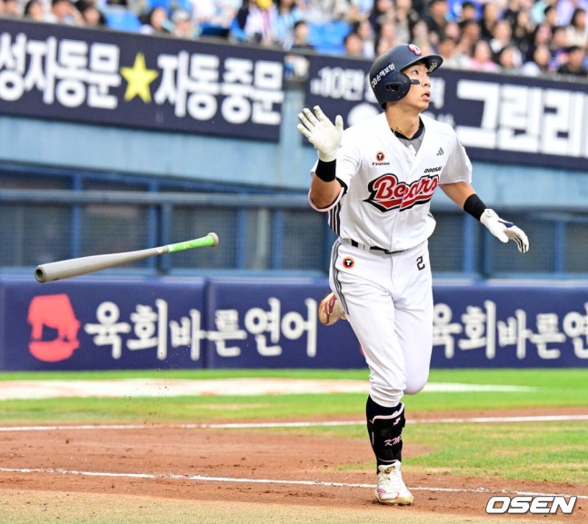 [OSEN=잠실, 지형준 기자]13일 서울 잠실야구장에서 2026 신한 SOL KBO리그 두산 베어스와 NC 다이노스의 경기가 열렸다.이날 두산은 최민석, NC는 토다가 선발로 나섰다.3회말 2사 2루에서 두산 김민석이 우월 투런포를 날리고 있다. 2026.09.13 / jpnews@osen.co.kr