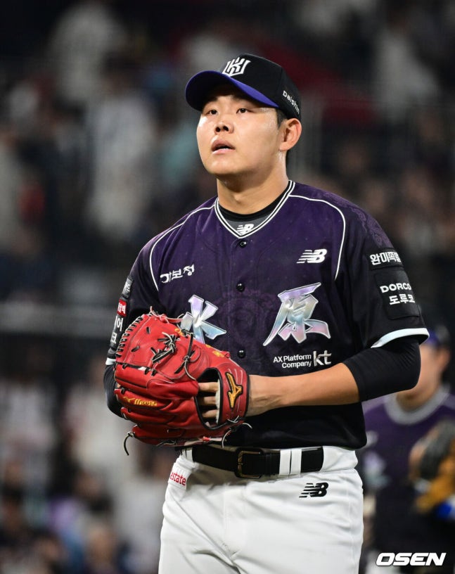 [OSEN=수원, 조은정 기자]13일 수원 KT위즈파크에서 2026 신한 SOL KBO리그 KT 위즈와 롯데 자이언츠의 경기가 열렸다.이날 KT는 소형준, 롯데는 나균안을 선발로 내세웠다.6회초 이닝을 마친 KT 소형준이 더그아웃으로 향하고 있다. 2026.09.13 /cej@osen.co.kr