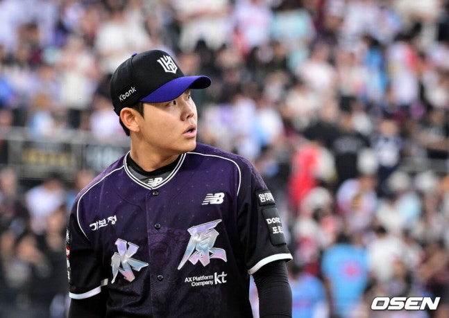 [OSEN=수원, 조은정 기자]13일 수원 KT위즈파크에서 2026 신한 SOL KBO리그 KT 위즈와 롯데 자이언츠의 경기가 열렸다.이날 KT는 소형준, 롯데는 나균안을 선발로 내세웠다.4회초 삼자범퇴로 이닝을 마친 KT 소형준이 더그아웃으로 향하고 있다. 2026.09.13 /cej@osen.co.kr