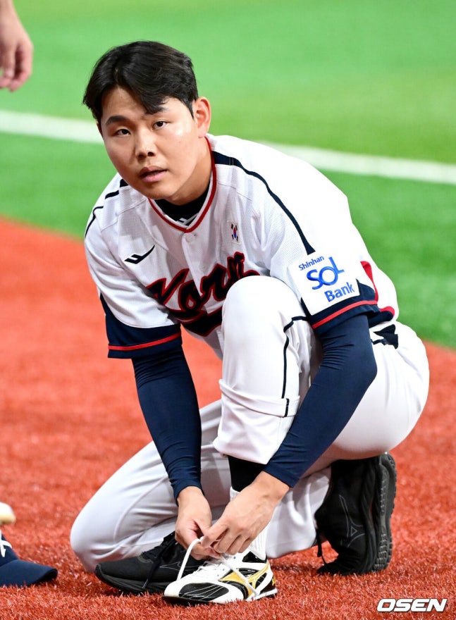 [OSEN=고척, 최규한 기자] 프리미어12를 준비하는 대한민국 야구 대표팀이 3일 오후 서울 고척스카이돔에서 훈련을 가졌다.프리미어12는 세계야구소프트볼연맹(WBSC)에서 개최하는 야구 국제대회로 WBSC 랭킹 상위 12개국이 모여 치르는 대회다. 한국은 2015년 열린 초대 대회에서 우승을 차지했고 2019년 대회에서는 준우승을 달성했다. 이번 대회에서는 9년 만에 우승 탈환을 노린다. 대표팀 소형준이 캐치볼 훈련을 준비하며 신발끈을 묶고 있다. 2024.11.03 / dreamer@osen.co.kr