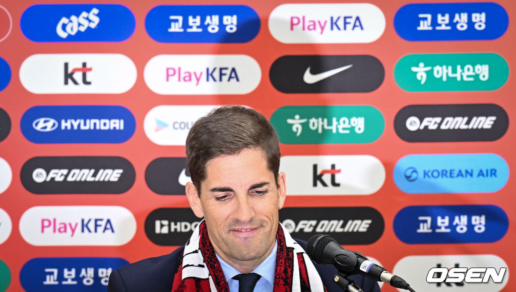 [사진]미소짓는 <b>모레노 감독</b>