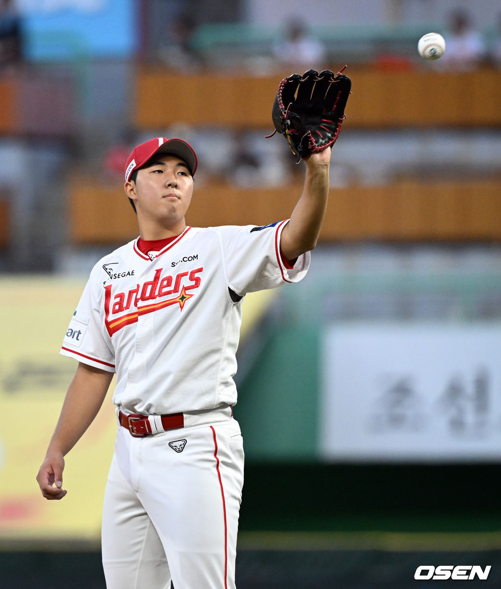 [사진]공 건네받는 <b>SSG</b> <b>선발</b> <b>김민준</b>