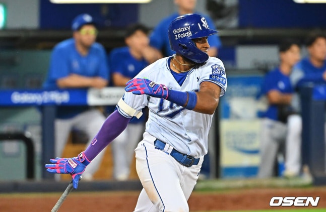 [OSEN=대구, 이석우 기자] 15일 대구삼성라이온즈파크에서 2026 신한 SOL KBO 리그 삼성 라이온즈와 롯데 자이언츠의 경기가 열렸다. 홈팀 삼성은 원태인이, 방문팀 롯데는 박세웅이 선발 출전했다. 삼성 라이온즈 디아즈가 8회말 2사 만루 우익수 앞 2타점 안타를 치고 있다. 2026.09.15 / foto0307@osen.co.kr