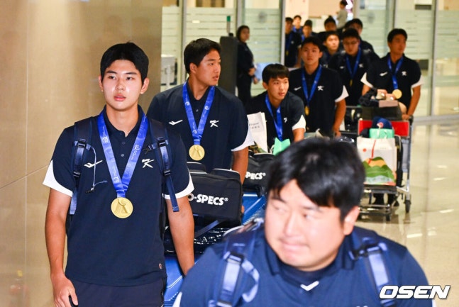 [OSEN=인천공항, 박준형 기자] 정윤진(덕수고) 감독이 이끄는 한국 18세 이하(U18) 야구대표팀이 14일 오후 인천국제공항을 통해 입국했다.U18 야구대표팀은 지난 13일 대만 타이베이돔에서 열린 제14회 아시아청소년야구선수권대회 결승전에서 일본을 2-0으로 제압, 8년 만이자 통산 6번째 우승을 차지했다.U18 야구대표팀 하현승이 입국하고 있다 . 2026.09.14 / soul1014@osen.co.kr