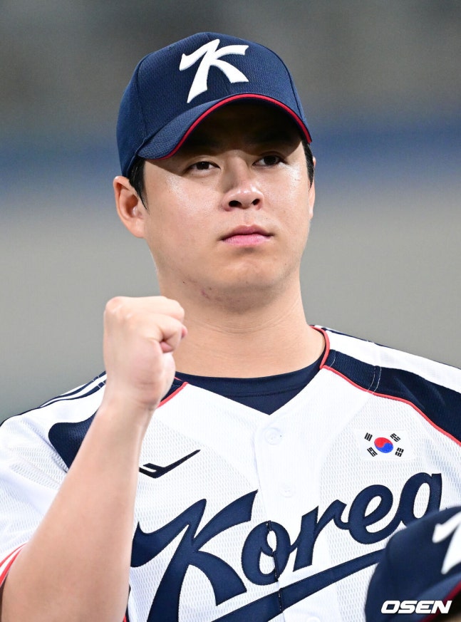 [OSEN=고척, 최규한 기자] 류지현 감독이 이끄는 2026 아이치·나고야 아시안게임 야구 대표팀이 15일 오후 서울 고척스카이돔에서 소집 첫 공식 훈련을 가졌다.야구 대표팀은 오는 18일 나고야로 이동한 뒤 21일 B조 조별예선 대만전, 22일 홍콩전, 23일 태국전을 치른 뒤 25일부터 26일까지 슈퍼라운드를 거쳐 27일 메달 결정전을 펼친다. 야구 대표팀 노시환이 기념촬영을 하고 있다. 2026.09.15 / dreamer@osen.co.kr