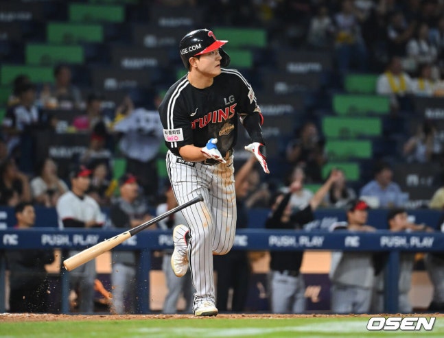[OSEN=창원, 이석우 기자] 16일 창원NC파크에서 2026 신한 SOL KBO 리그 NC 다이노스와 LG 트윈스의 경기가 열렸다. 홈팀 NC는 클레빈저가, 방문팀 LG는 박시원이 선발 출전했다. LG 트윈스 문정빈이 5회초 1사 만루 중견수 희생 플라이를 치고 있다. 2026.09.16 / foto0307@osen.co.kr