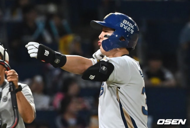 [OSEN=창원, 이석우 기자] 16일 창원NC파크에서 2026 신한 SOL KBO 리그 NC 다이노스와 LG 트윈스의 경기가 열렸다. 홈팀 NC는 클레빈저가, 방문팀 LG는 박시원이 선발 출전했다. NC 다이노스 박건우가 4회말 2사 1루 중월 역전 2점 홈런을 치고 세리머니를 하고 있다. 2026.09.16 / foto0307@osen.co.kr