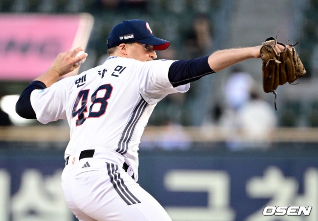 [OSEN=잠실, 조은정 기자]16일 서울 잠실야구장에서 2026 신한 SOL KBO리그 두산 베어스와 삼성 라이온즈의 경기가 열렸다.이날 두산은 벤자민, 삼성은 페덱이 선발로 나섰다.1회초 두산 벤자민이 역투하고 있다. 2026.09.16 /cej@osen.co.kr