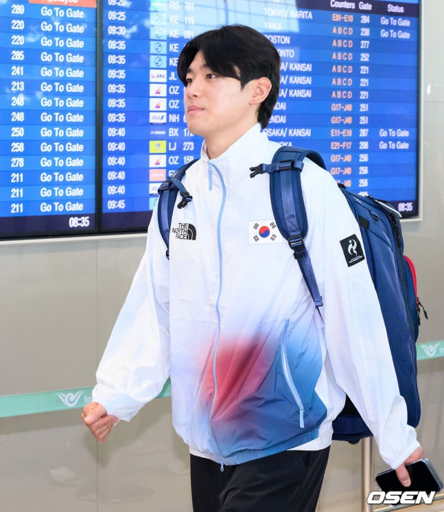 [OSEN=인천공항, 이대선 기자] 류지현 감독이 이끄는 한국 야구대표팀이 18일 오전 인천국제공항을 통해 출국했다.결전지인 일본 나고야로 향하는 대표팀은 19일과 20일 현지 적응 훈련을 거쳐 21일 대만과 조별예선 1차전을 치른다.김도영이 출국장으로 이동하고 있다. 2026.09.18 /sunday@osen.co.kr