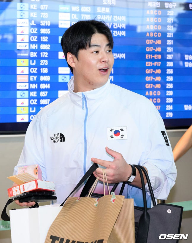 [OSEN=인천공항, 이대선 기자] 류지현 감독이 이끄는 한국 야구대표팀이 18일 오전 인천국제공항을 통해 출국했다.결전지인 일본 나고야로 향하는 대표팀은 19일과 20일 현지 적응 훈련을 거쳐 21일 대만과 조별예선 1차전을 치른다.노시환이 출국장으로 이동하고 있다. 2026.09.18 /sunday@osen.co.kr