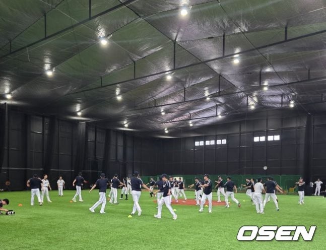 [OSEN=도요카와(일본), 이후광 기자] 산골마을에 위치한 실내훈련장에서 훈련 중인 야구대표팀 / backlight@osen.co.kr