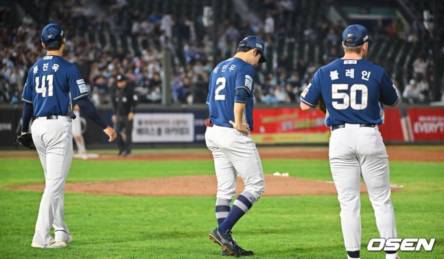 [OSEN=부산, 이석우 기자] 18일 부산 사직야구장에서 2026 신한 SOL KBO 리그 롯데 자이언츠와 NC 다이노스의 경기가 열렸다. 홈팀 롯데는 로드리게스가, 방문팀 NC는 이재학이 선발 출전했다.NC 다이노스 류진욱과 박민우, 블레인이 5회말 무사 2,3루 황성빈의 투수 오른쪽 내야 안타때 장두성에게 실점하고 아쉬워하고 있다. 2026.09.18 / foto0307@osen.co.kr