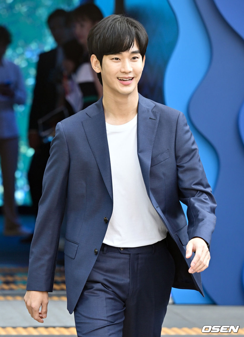 <b>김수현</b>, 눈물 기자회견 538일 만 공식석상…'윈윈' vs '섣불러' 팽팽 [Oh...