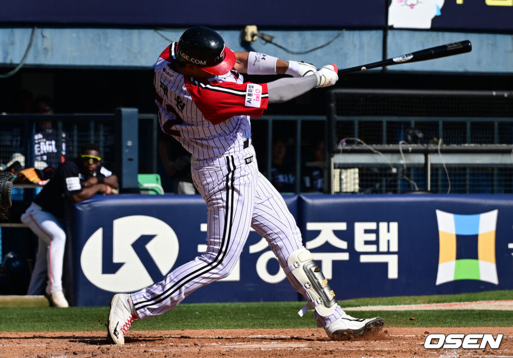 외야수가 움직이지 않고 얼어붙었다...LG '잠실 빅보이' 또 140.6m 초대형...