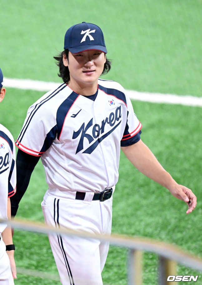 [OSEN=고척, 최규한 기자] 류지현 감독이 이끄는 2026 아이치·나고야 아시안게임 야구 대표팀이 15일 오후 서울 고척스카이돔에서 소집 첫 공식 훈련을 가졌다.야구 대표팀은 오는 18일 나고야로 이동한 뒤 21일 B조 조별예선 대만전, 22일 홍콩전, 23일 태국전을 치른 뒤 25일부터 26일까지 슈퍼라운드를 거쳐 27일 메달 결정전을 펼친다. 야구 대표팀 곽빈이 웜업을 마치고 이동하고 있다. 2026.09.15 / dreamer@osen.co.kr