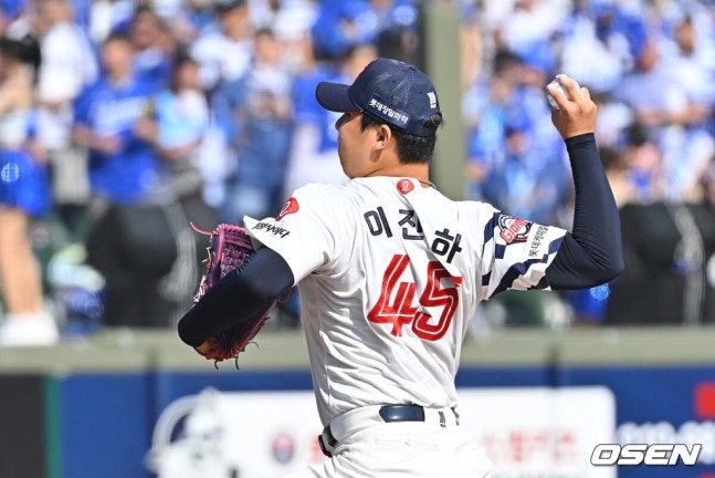 [OSEN=부산, 이석우 기자] 20일 부산 사직야구장에서 2026 신한 SOL KBO 리그 롯데 자이언츠와 삼성 라이온즈의 경기가 열렸다. 홈팀 롯데는 김태균이, 방문팀 삼성은 원태인이 선발 출전했다.롯데 자이언츠 이진하가 역투하고 있다. 2026.09.20 / foto0307@osen.co.kr