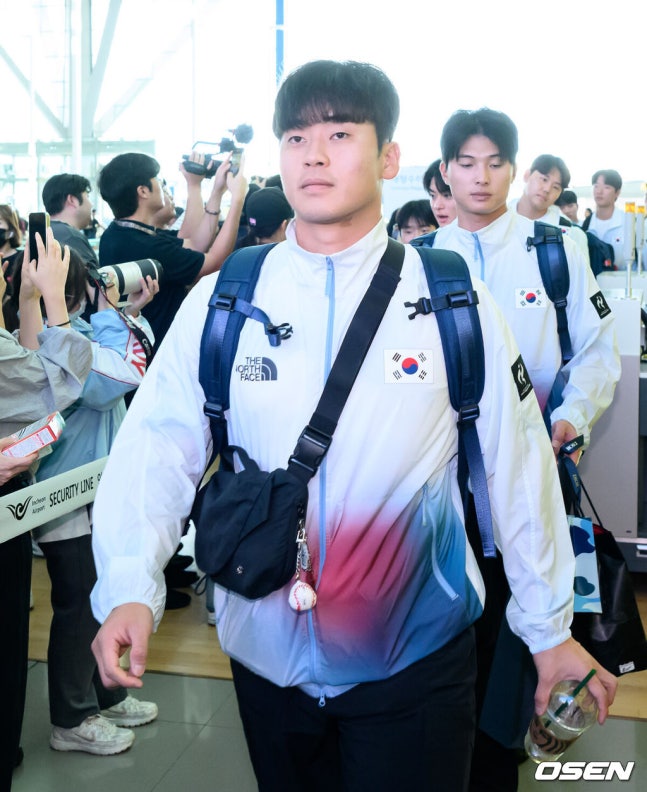 [OSEN=인천공항, 이대선 기자] 류지현 감독이 이끄는 한국 야구대표팀이 18일 오전 인천국제공항을 통해 출국했다.결전지인 일본 나고야로 향하는 대표팀은 19일과 20일 현지 적응 훈련을 거쳐 21일 대만과 조별예선 1차전을 치른다.박영현이 출국장으로 이동하고 있다. 2026.09.18 /sunday@osen.co.kr
