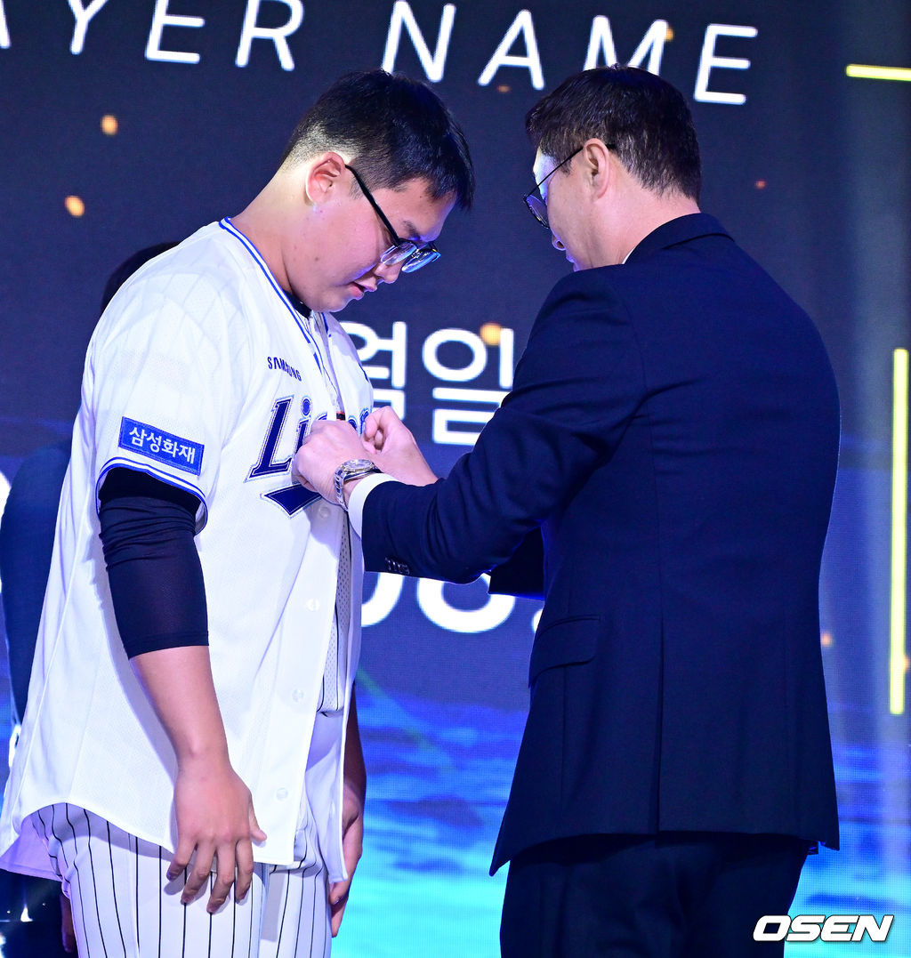 [사진]<b>삼성</b> 유니폼 입는 광주진흥고 <b>김민훈</b>