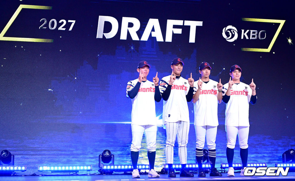 [사진]<b>롯데</b> 자이언츠 2027 KBO 신인드래프트 <b>지명</b>자들