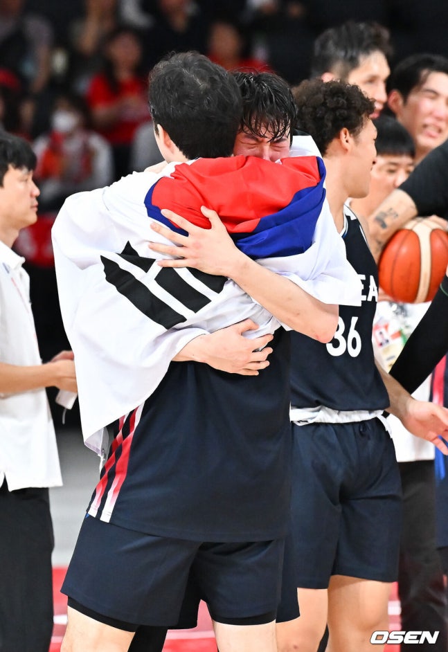 [OSEN=나고야(일본), 박준형 기자] 대한민국 남자농구대표팀이 개최국 일본을 꺾고 12년 만에 아시아 정상으로 돌아왔다. 아시안게임 남자농구 역사상 처음 열린 결승 한일전의 승자는 한국이었다.니콜라스 마줄스 감독이 이끄는 한국은 20일 일본 나고야 IG 아레나에서 열린 2026 아이치·나고야 아시안게임 남자농구 결승에서 일본을 65-57로 제압했다.금메달 확정 후 이현중이 눈물을 보이고 있다. 2026.09.20 / soul1014@osen.co.kr
