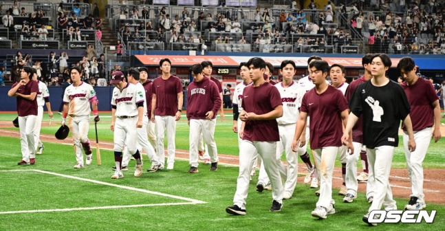 [OSEN=고척, 최규한 기자] 22일 서울 고척스카이돔에서 ‘2026 신한 SOL Bank KBO리그’ 키움 히어로즈와 두산 베어스의 경기가 열렸다.이날 경기는 방문팀 두산이 5-3으로 승리하며 연패 탈출에 성공했다.경기를 마치고 키움 선수들이 팬들에게 인사한 뒤 그라운드를 나서고 있다. 2026.09.22 / dreamer@osen.co.kr