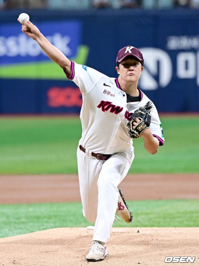 [OSEN=고척, 최규한 기자] 22일 서울 고척스카이돔에서 ‘2026 신한 SOL Bank KBO리그’ 키움 히어로즈와 두산 베어스의 경기가 열렸다.홈팀 키움은 전준표, 방문팀 두산은 웨스 벤자민을 선발로 내세웠다.1회초 키움 선발 전준표가 힘차게 공을 뿌리고 있다. 2026.09.22 / dreamer@osen.co.kr
