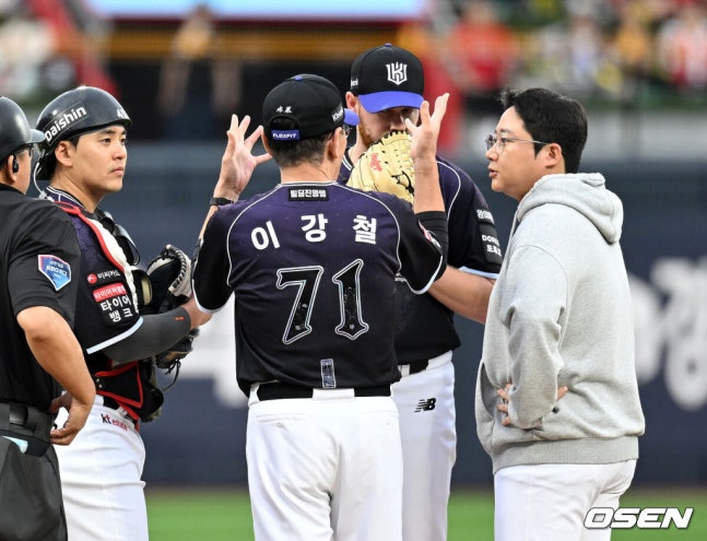 [OSEN=수원, 이대선 기자] 12일 수원 KT위즈파크에서 2026 신한 SOL KBO리그 KT 위즈와 KIA 타이거즈의 경기가 열렸다.KT는 대니엘, KIA는 네일을 선발로 내세웠다.1회초 1사 3루에서 KT 이강철 감독이 마운으를 방문해 대니엘과 이야기를 나누고 있다. 2026.09.12 /sunday@osen.co.kr