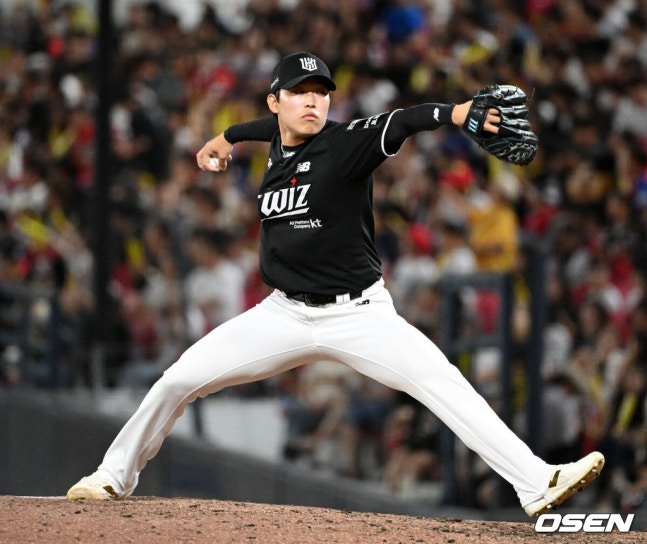 [OSEN=광주, 이대선 기자] 4일 광주-기아 챔피언스필드에서 2026 신한 SOL KBO리그 KIA 타이거즈와 KT 위즈의 경기가 열렸다.이날 KIA는 배제성, KT는 올러를 선발로 내세웠다.7회말 KT 김정운이 역투하고 있다. 2026.09.04 /sunday@osen.co.kr