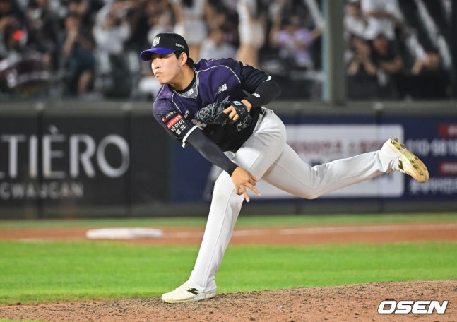[OSEN=부산, 이석우 기자] 10일 부산 사직야구장에서 2026 신한 SOL KBO 리그 롯데 자이언츠와 KT 위즈의 경기가 열렸다. 홈팀 롯데는 비슬리가, 방문팀 KT는 배제성이 선발 출전했다.KT 위즈 김정운이 역투하고 있다. 2026.09.10 / foto0307@osen.co.kr