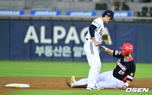[OSEN=잠실, 최규한 기자] 23일 서울 잠실야구장에서 ‘2026 신한 SOL Bank KBO리그’ 두산 베어스와 KIA 타이거즈의 경기가 열렸다.홈팀 두산은 잭로그, 방문팀 KIA는 애덤 올러를 선발로 내세웠다.2회초 1사 1루 상황 KIA 김민규 타석 때 주자 변우혁이 2루 도루에 성공하고 있다. 2026.09.23 / dreamer@osen.co.kr