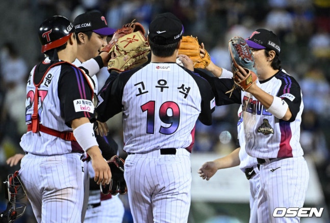 [OSEN=잠실, 조은정 기자]프로야구 LG 트윈스가 삼성 라이온즈를 꺾고 5연승을 이어갔다. LG는 4일 서울 잠실구장에서 열린 2026 KBO리그 삼성과 경기에서 4-3 역전승을 거뒀다. LG는 두산전 3연전 스윕에 이어 2위 삼성을 잡고 3.5경기 차이로 추격했다. 반면 삼성은 7연승을 달리다 2연패에 빠졌다. LG 고우석이 승리를 기뻐하고 있다. 2026.09.04 /cej@osen.co.kr
