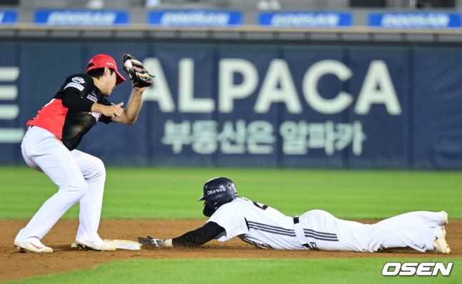 [OSEN=잠실, 최규한 기자] 23일 서울 잠실야구장에서 ‘2026 신한 SOL Bank KBO리그’ 두산 베어스와 KIA 타이거즈의 경기가 열렸다.홈팀 두산은 잭로그, 방문팀 KIA는 애덤 올러를 선발로 내세웠다.9회말 2사 1루 상황 두산 안재석 타석 때 주자 강승호가 2루 도루에 성공하고 있다. 2026.09.23 / dreamer@osen.co.kr