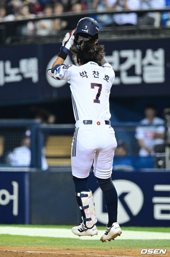 [OSEN=잠실, 최규한 기자] 23일 서울 잠실야구장에서 ‘2026 신한 SOL Bank KBO리그’ 두산 베어스와 KIA 타이거즈의 경기가 열렸다.홈팀 두산은 잭로그, 방문팀 KIA는 애덤 올러를 선발로 내세웠다.8회말 2사 만루 상황 두산 박찬호가 친 타구가 KIA 유격수 김규성의 호수비에 잡혔다. 헬멧을 벗으며 아쉬워하는 박찬호. 2026.09.23 / dreamer@osen.co.kr