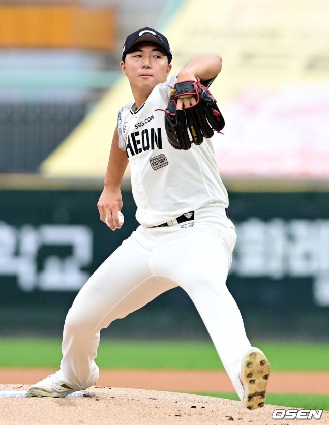 [OSEN=인천, 지형준 기자] 24일 인천 SSG랜더스필드에서 ‘2026 신한은행 SOL Bank KBO리그’ SSG 랜더스와 삼성 라이온즈의 경기가 열렸다.SSG은 김민준, 삼성은 후라도를 선발로 내세웠다.1회초 SSG 김민준이 역투하고 있다. 2026.09.24 / jpnews@osen.co.kr