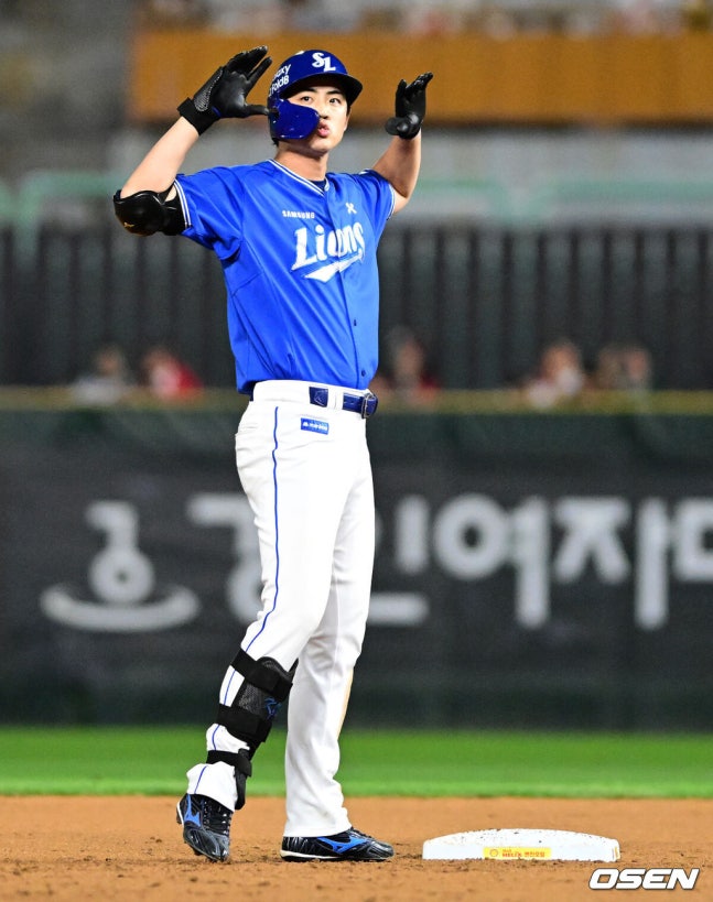 [OSEN=인천, 지형준 기자] 24일 인천 SSG랜더스필드에서 ‘2026 신한은행 SOL Bank KBO리그’ SSG 랜더스와 삼성 라이온즈의 경기가 열렸다.SSG은 김민준, 삼성은 후라도를 선발로 내세웠다.7회초 1사 만루에서 삼성 구자욱이 우익선상 2타점 적시 2루타를 날리며 기뻐하고 있다. 2026.09.24 / jpnews@osen.co.kr