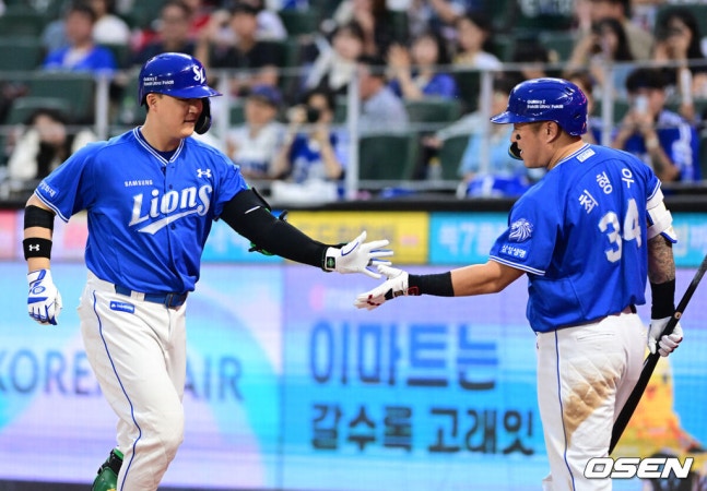 [OSEN=인천, 지형준 기자] 24일 인천 SSG랜더스필드에서 ‘2026 신한은행 SOL Bank KBO리그’ SSG 랜더스와 삼성 라이온즈의 경기가 열렸다.SSG은 김민준, 삼성은 후라도를 선발로 내세웠다.6회초 1사에서 삼성 전병우가 좌월 솔로포를 날리며 최형우와 기뻐하고 있다. 2026.09.24 / jpnews@osen.co.kr