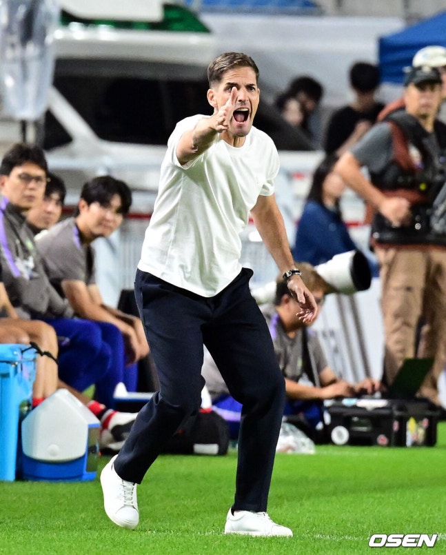 [OSEN=수원, 조은정 기자]로베르트 모레노 감독이 이끄는 대한민국 축구대표팀이 24일 수원월드컵경기장에서 에콰도르와 친선경기를 가졌다.이날 경기는 모레노 감독의 대한민국 축구대표팀 데뷔전으로 임시 감독의 계약 기간은 오는 11월 27일까지다. A매치 6경기를 치른 뒤 성적과 경기 내용을 바탕으로 계약 연장 여부가 결정된다.전반 대한민국 모레노 감독이 작전을 지시하고 있다. 2026.09.24 /cej@osen.co.kr