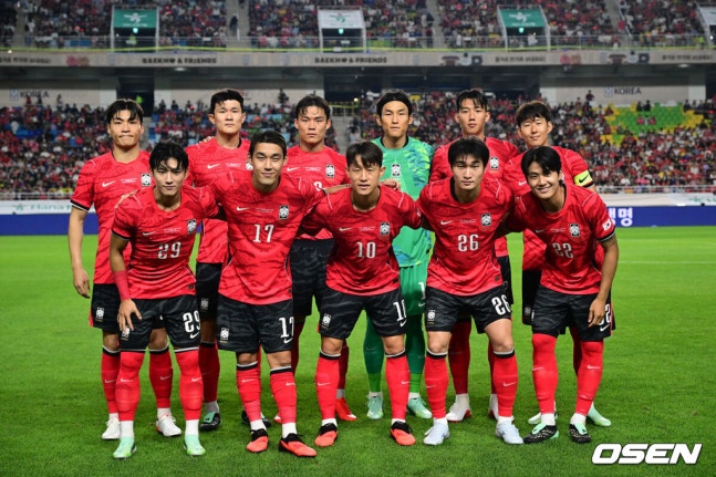 [OSEN=수원, 조은정 기자]로베르트 모레노 감독이 이끄는 대한민국 축구대표팀이 24일 수원월드컵경기장에서 에콰도르와 친선경기를 가졌다.이날 경기는 모레노 감독의 대한민국 축구대표팀 데뷔전으로 임시 감독의 계약 기간은 오는 11월 27일까지다. A매치 6경기를 치른 뒤 성적과 경기 내용을 바탕으로 계약 연장 여부가 결정된다.에콰도르전 베스트11이 포즈를 취하고 있다. 2026.09.24 /cej@osen.co.kr