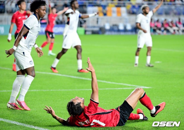 [OSEN=수원, 최규한 기자] 로베르트 모레노 감독이 이끄는 대한민국 축구대표팀이 24일 수원월드컵경기장에서 에콰도르와 친선경기를 가졌다.이날 경기는 모레노 감독의 대한민국 축구대표팀 데뷔전으로 임시 감독의 계약 기간은 오는 11월 27일까지다. A매치 6경기를 치른 뒤 성적과 경기 내용을 바탕으로 계약 연장 여부가 결정된다.전반 한국 송민규가 드리블 돌파 중 상대와 경합을 펼치다 넘어진 뒤 아쉬워하고 있다. 2026.09.24 / dreamer@osen.co.kr