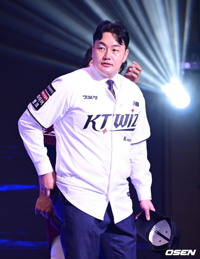 [OSEN=최규한 기자] 21일 오후 서울 잠실동 롯데호텔 월드 크리스탈볼룸에서 ‘2027 KBO 신인드래프트’가 열렸다. 이번 신인드래프트는 2025시즌 순위의 역순에 따라 키움 히어로즈, 두산 베어스, KIA 타이거즈, 롯데 자이언츠, KT 위즈, NC 다이노스, 삼성 라이온즈, SSG 랜더스, 한화 이글스, LG 트윈스 순서로 1라운드부터 11라운드까지 지명할 수 있다. 최지만이 전제 15순위로 KT 위즈에 지명된 뒤 기념촬영을 갖고 있다. 2026.09.21 / dreamer@osen.co.kr