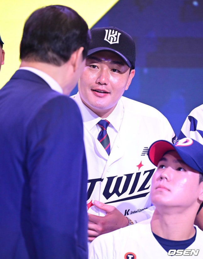 [OSEN=최규한 기자] 21일 오후 서울 잠실동 롯데호텔 월드 크리스탈볼룸에서 ‘2027 KBO 신인드래프트’가 열렸다. 이번 신인드래프트는 2025시즌 순위의 역순에 따라 키움 히어로즈, 두산 베어스, KIA 타이거즈, 롯데 자이언츠, KT 위즈, NC 다이노스, 삼성 라이온즈, SSG 랜더스, 한화 이글스, LG 트윈스 순서로 1라운드부터 11라운드까지 지명할 수 있다. 최지만이 전제 15순위로 KT 위즈에 지명된 뒤 허구연 총재와 인사를 나누고 있다. 2026.09.21 / dreamer@osen.co.kr